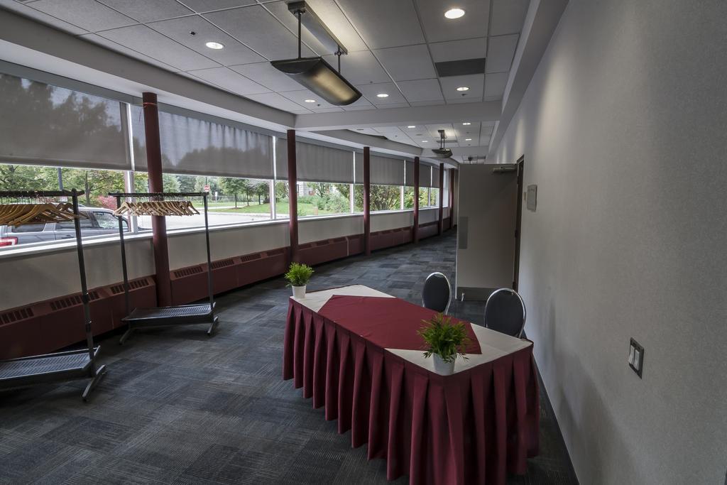 Residence & Conference Centre - Торонто Екстериор снимка