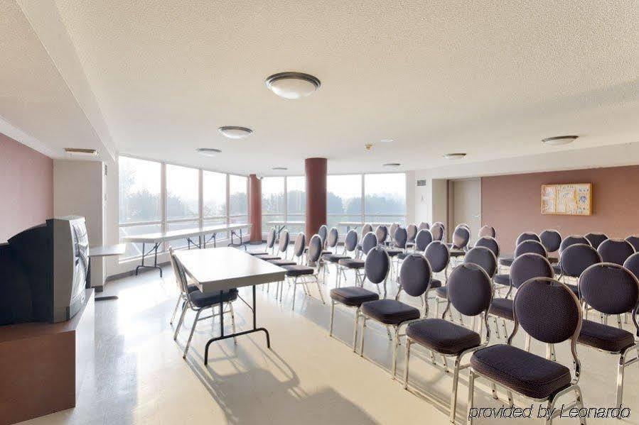 Residence & Conference Centre - Торонто Екстериор снимка